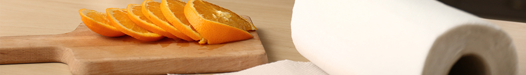 carta da cucina e fette d’arancia